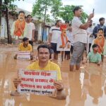 राष्ट्रीय राजमार्ग सड़क को लेकर विपक्ष का प्रदर्शन, कांग्रेस नेता तुकाराम ने संभाला मोर्चा, सड़क में पानी से भरे गड्ढे में बैठकर किया प्रदर्शन, सड़क रहा घंटो जाम
