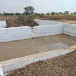 सिंगारपुर में चेकडेम निर्माण में भारी गड़बड़ी, चेकडेम में ही बनाया सूचना पटल, प्रशासनिक तंत्र मौन