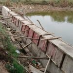 पैठु तालाब में बन रहे रिटर्निंग वाल निर्माण में भारी अनियमितता