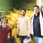 शासन और जिला प्रशासन की लापरवाही के कारण किसान खुले बाजार से महंगे दामों पर खाद खरीदने को मजबूर