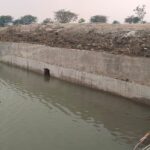 छोटुपारा के रिटर्निंग वॉल निर्माण में गड़बड़ी: पुराने सूचना बोर्ड को बताया नया, 17 लाख की राशि पर उठे सवाल