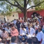कांग्रेस नेता तुकाराम के खिलाफ हुए समाज के लोग और ठेकेदार, गड़ई में सैकड़ों लोगों ने किया घेराव, सामाजिक बहिष्कार की उठी मांग